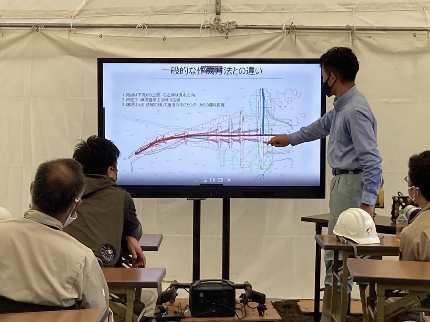 砂防堰堤工事現場での発注者向けICT講習会