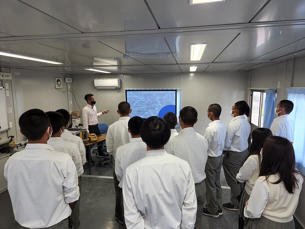 岐阜総合学園解体工事をきっかけに学校側からのご依頼を受ける形で 【建設業界　過去→現在→未来】と題して 変革期にある建設現場の魅力を実際に使用してるソフトやハードに触れていただく機会を設け 建設業界の魅力発信を行った